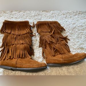 Minnetonka Fringe boots size 7 brown color